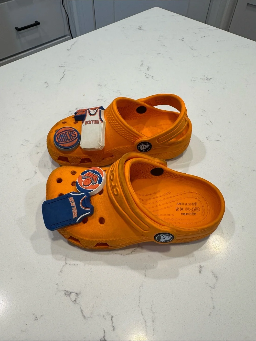 Crocs Classic Clogs Slip On Water Shoes ORANGE ZING with NY Knicks Charms C9